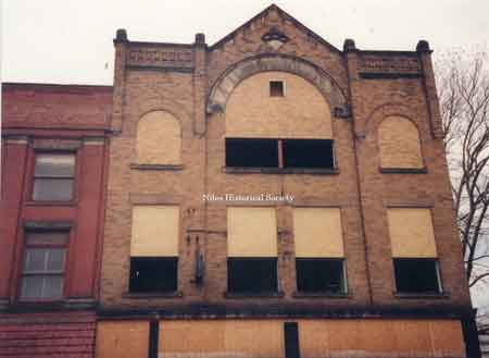 Photo of the Swaney Building when it housed Calvin’s Drug Store and the IOOF. These two buildings were demolished January 1990.