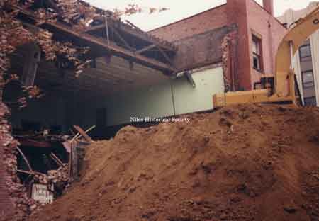 Photo of the Swaney Building when it housed Calvin’s Drug Store and the IOOF. These two buildings were demolished January 1990.