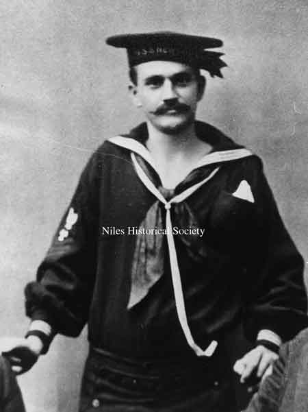 Bert Holloway enlisted as a machinist in the US Navy during the Spanish-American War.