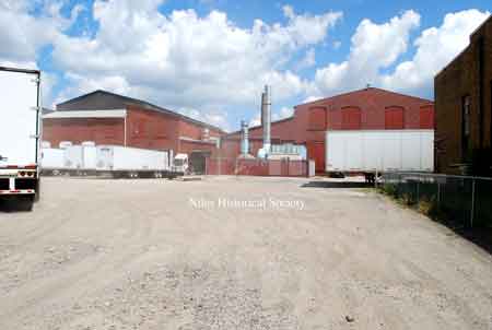 May 13, 1916, saw the first truck shipped to a service station in Cleveland, with several more in the construction phase. They were receiving many inquiries and the future looked promising. Later that month, the Niles Times published a help wanted ad for the truck assembly plant. Delivery was made to the Friedman Transfer Company of Youngstown. This truck used a patented worm drive rear end for propulsion and was the finest tuned yet. A second delivery to the same company soon followed within the week. By the end of July 1916, many trucks were assembled and ready for shipment. Unfortunately, supply shortages continued, increasing prices, resulting in dreaded delays.