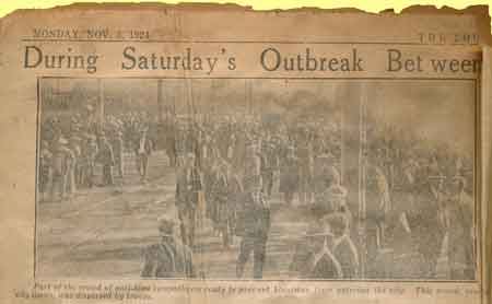 Part of the crowd of anti-klan sympathizers ready to prevent the klansmen from entering the city.