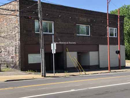 The Sigler Building, built in 1919, is located at the intersection of Robbins and Mahoning Avenues.