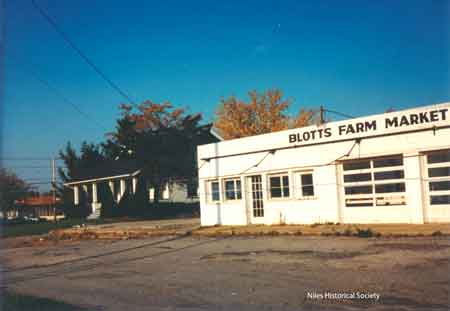 Color photo of Blott's Farm Market and farmhouse.