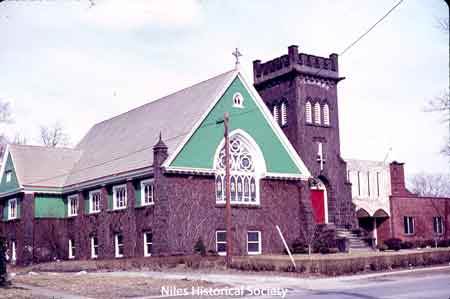 To help eliminate crowded conditions in the church, an educational unit and office complex was added. The ground was broken May of 1962 and the addition dedicated November 28, 1962.