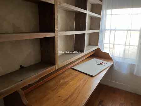 Built-in bookcase and writing shelf