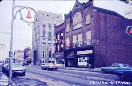 View of the IOOF Building and Calvin's Drug Store at corner of North Main Street and West Park Avenue. These two buildings were the last to be demolished in January 1990.