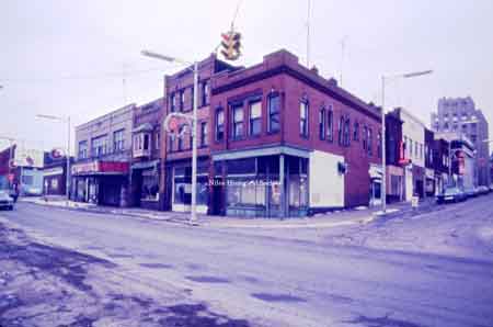 Photo of the corner of East Park Avenue and East State Street in downtown Niles.